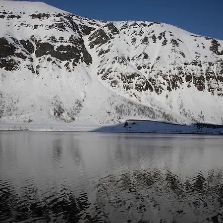 Semesterbostad Arnoya Basecamp Skjervoy